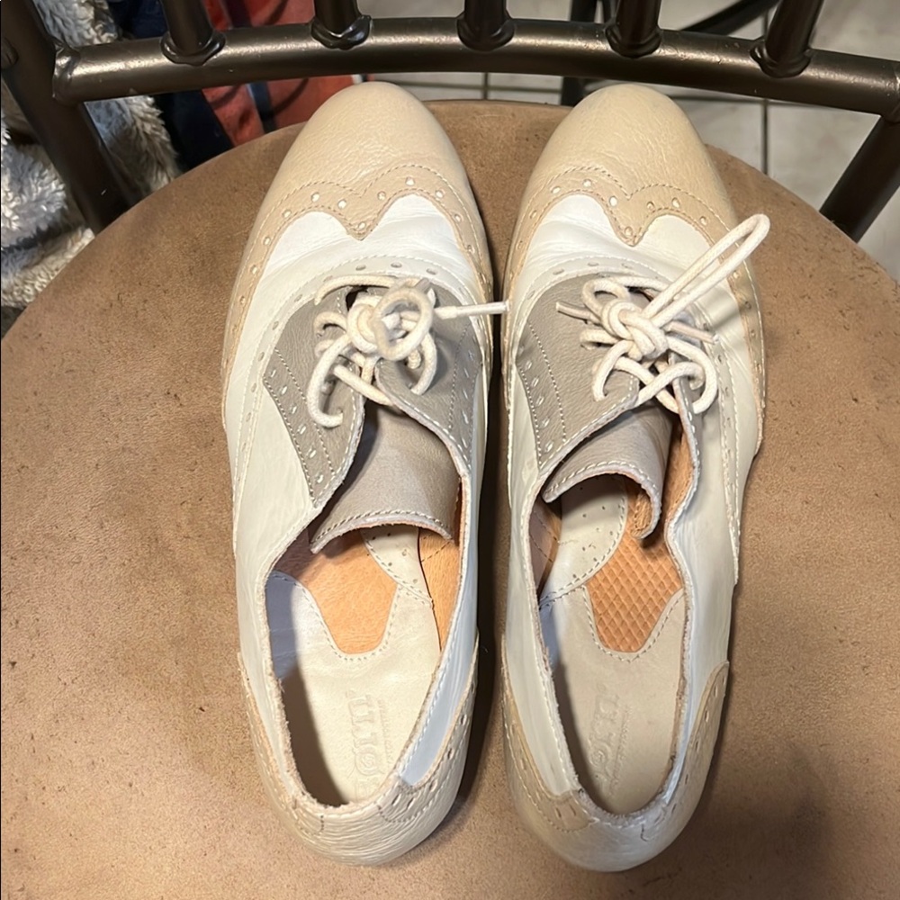 Born Cream and Gray Flats with Sophisticated Design